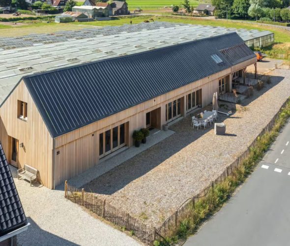 De voormalige schuur in het tuindersgebied op de rand van de Heemskerkse duinen, in vogelvlucht