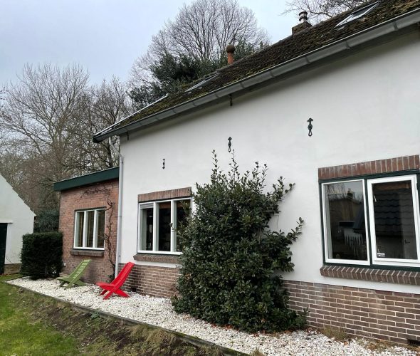 De originele woning met een eerdere uitbreiding er aan vastgeplakt....
functioneel maar meer ook niet.